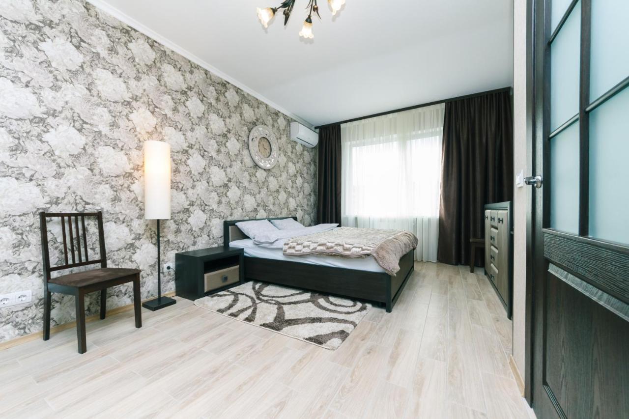 Poznyaky Apartments Patriotika Kiev Exterior foto