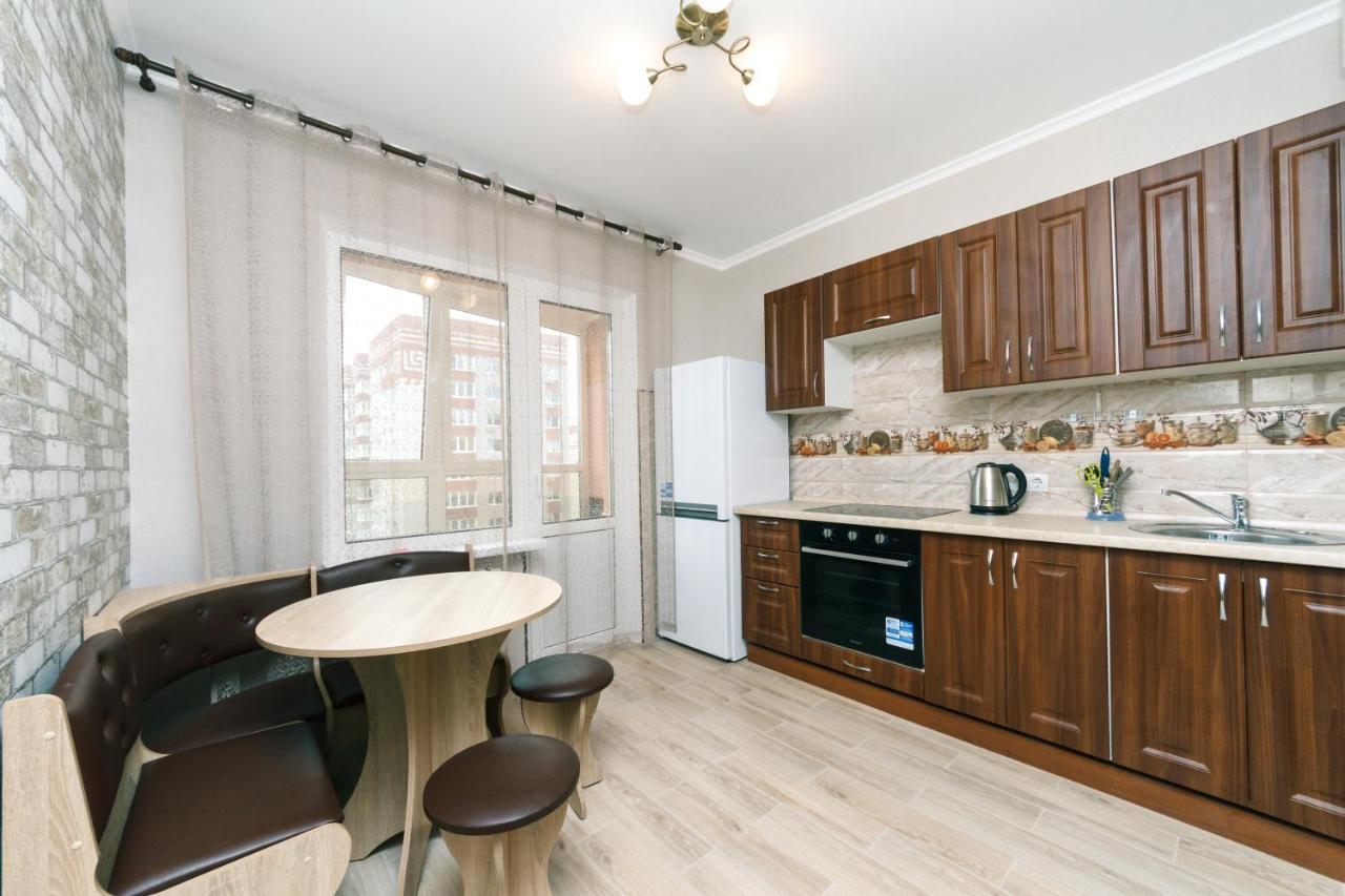 Poznyaky Apartments Patriotika Kiev Exterior foto