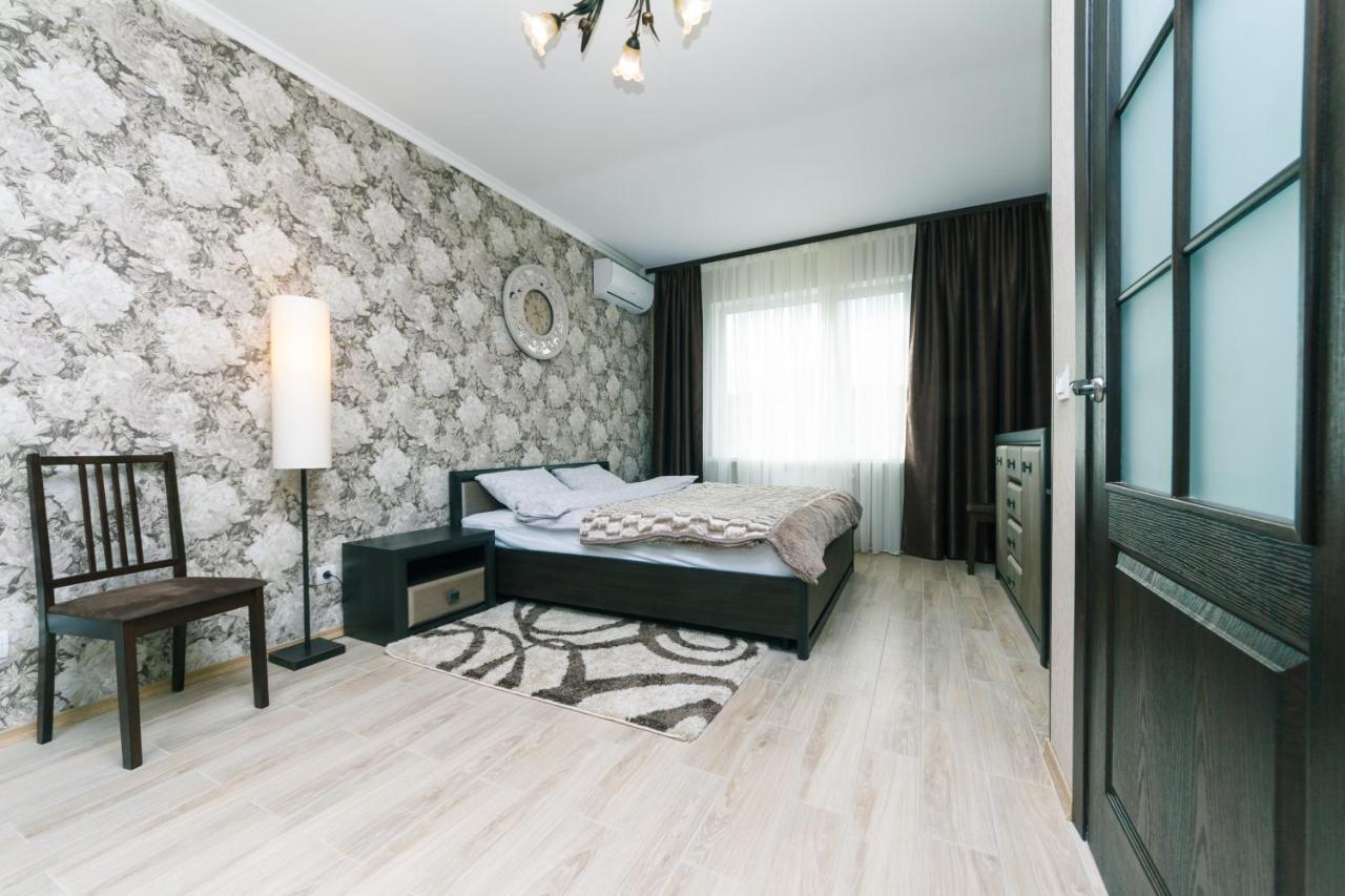 Poznyaky Apartments Patriotika Kiev Exterior foto