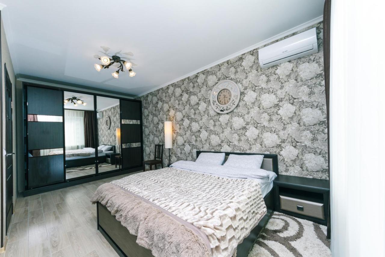 Poznyaky Apartments Patriotika Kiev Exterior foto