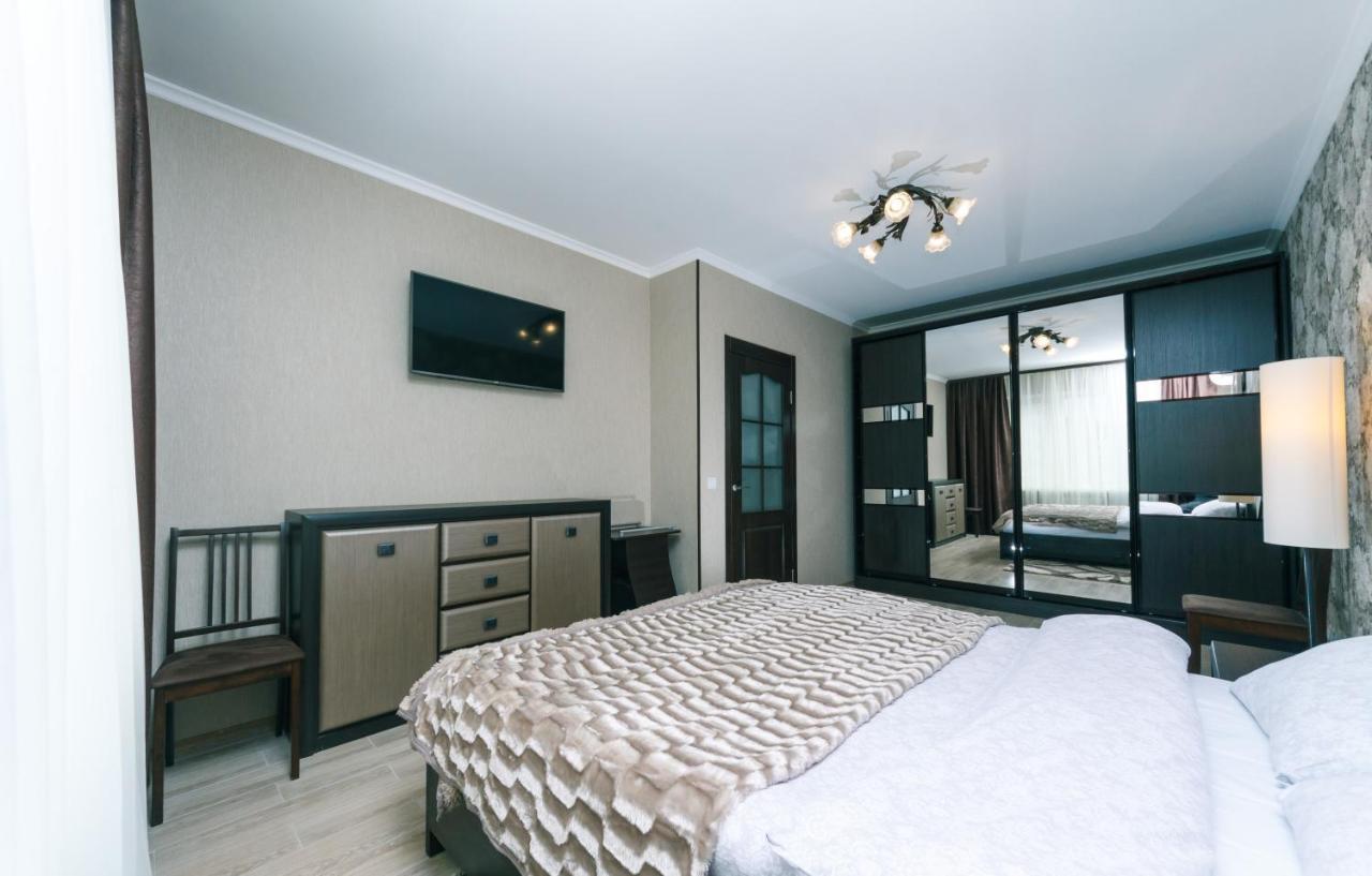Poznyaky Apartments Patriotika Kiev Exterior foto