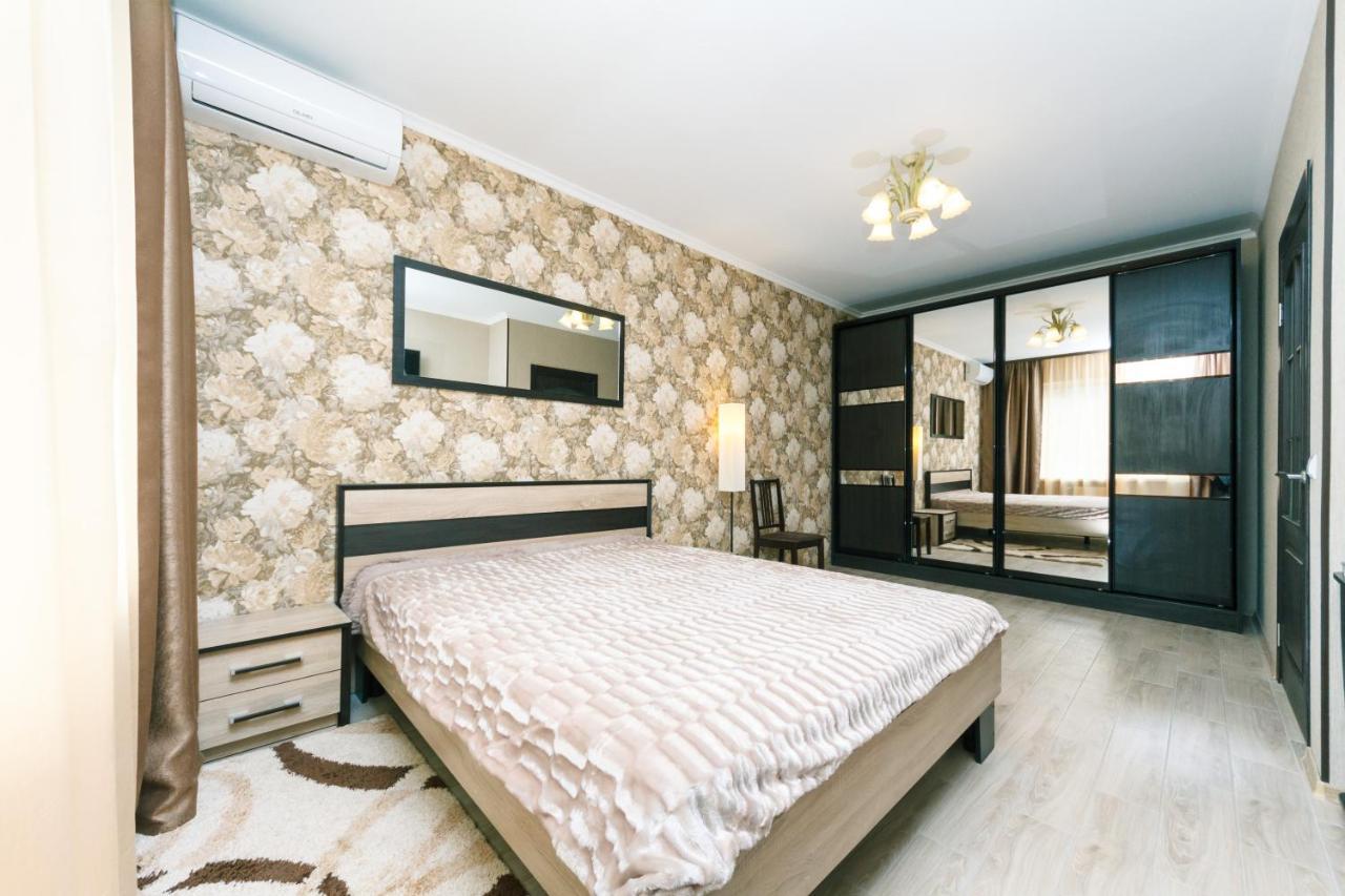 Poznyaky Apartments Patriotika Kiev Exterior foto
